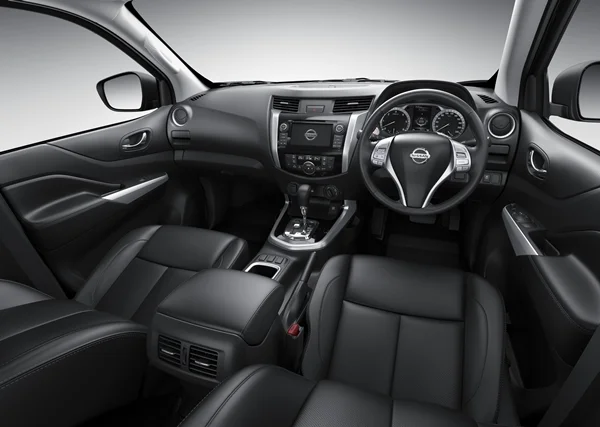 2015 Nissan NP300 Navara STX front seats