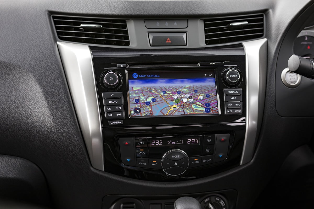 2018 Nissan Navara ST-X centre screen