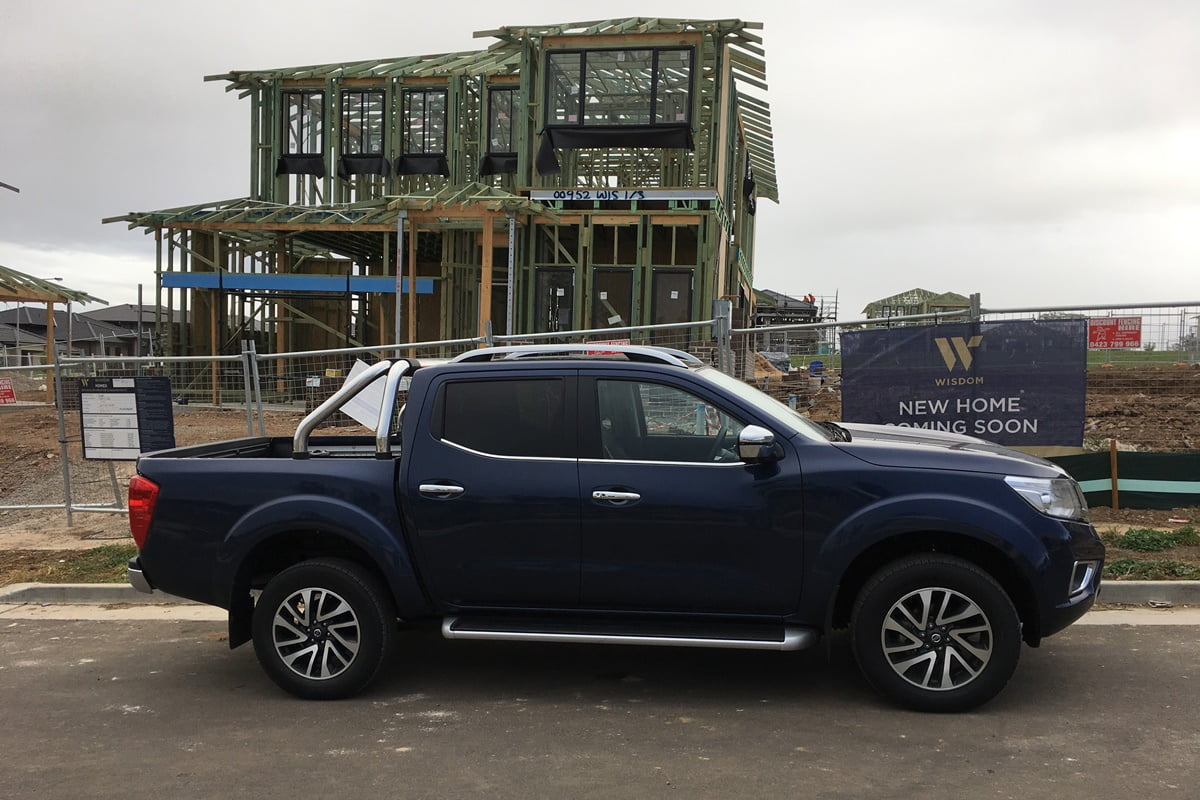 2018 Nissan Navara ST-X side