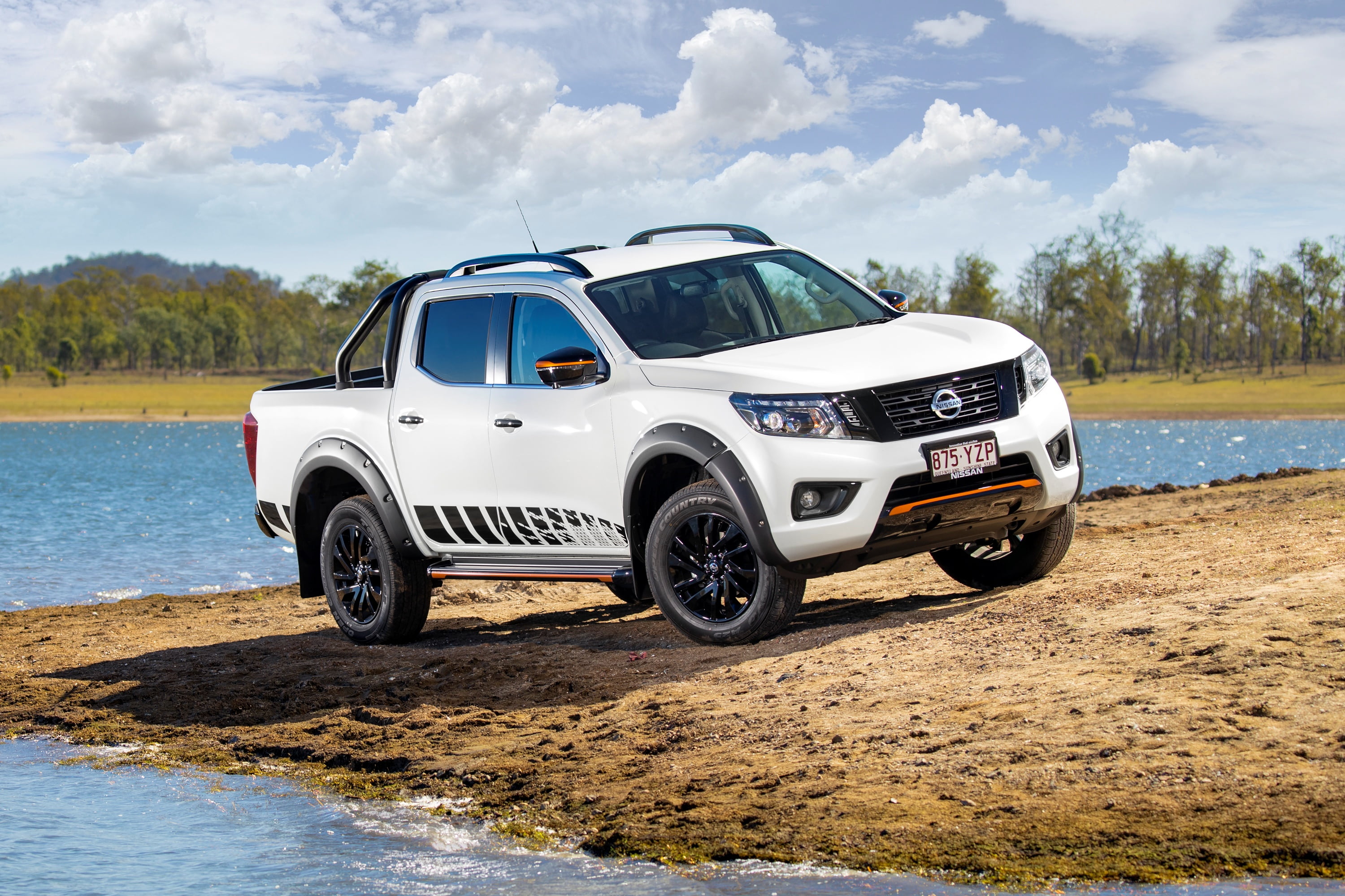 2019 Nissan Navara N-TREK front qtr