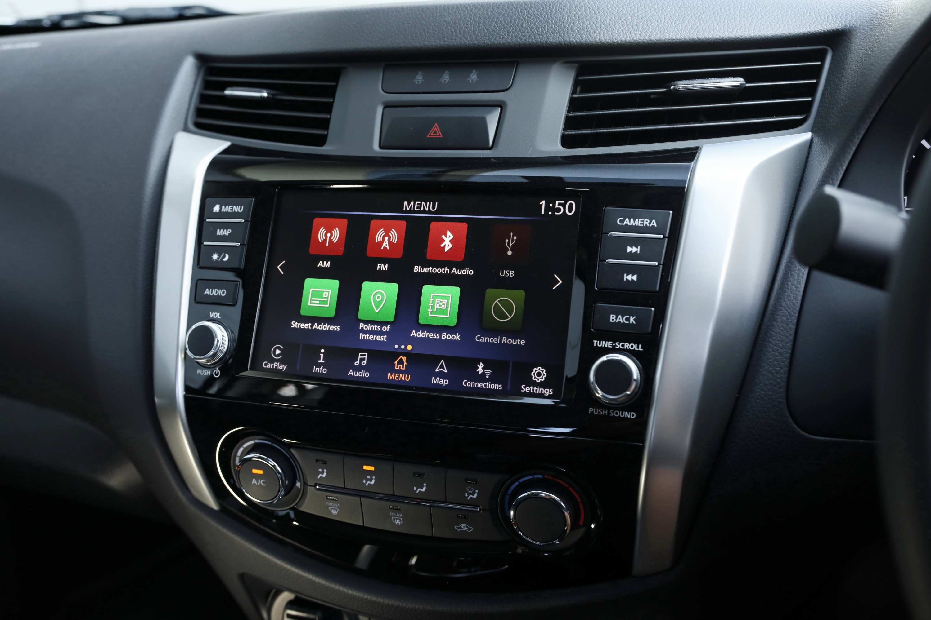 2020 Nissan Navara ST 5 interior screen