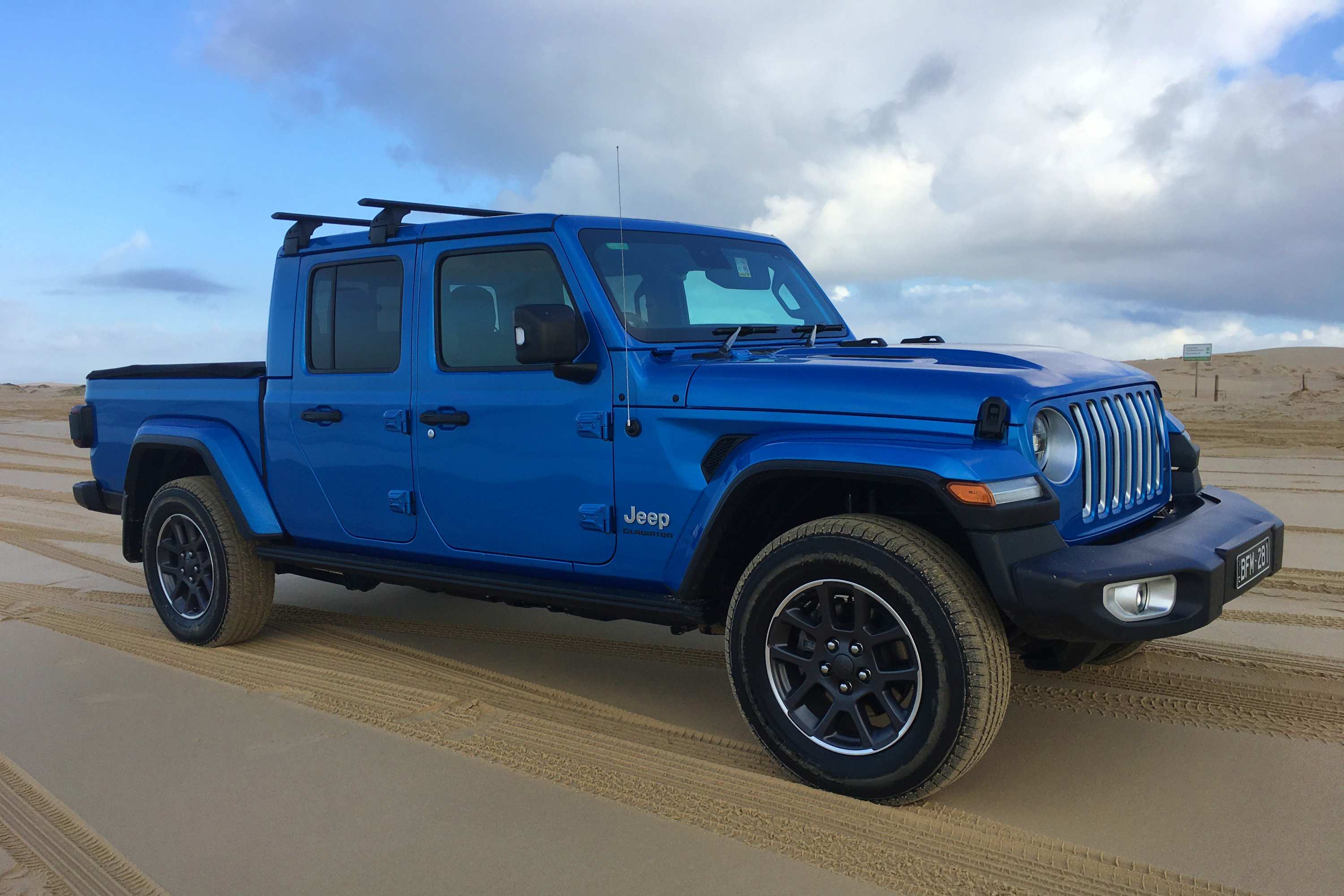 Jeep Gladiator Overland 4WD Ute front quarter 2