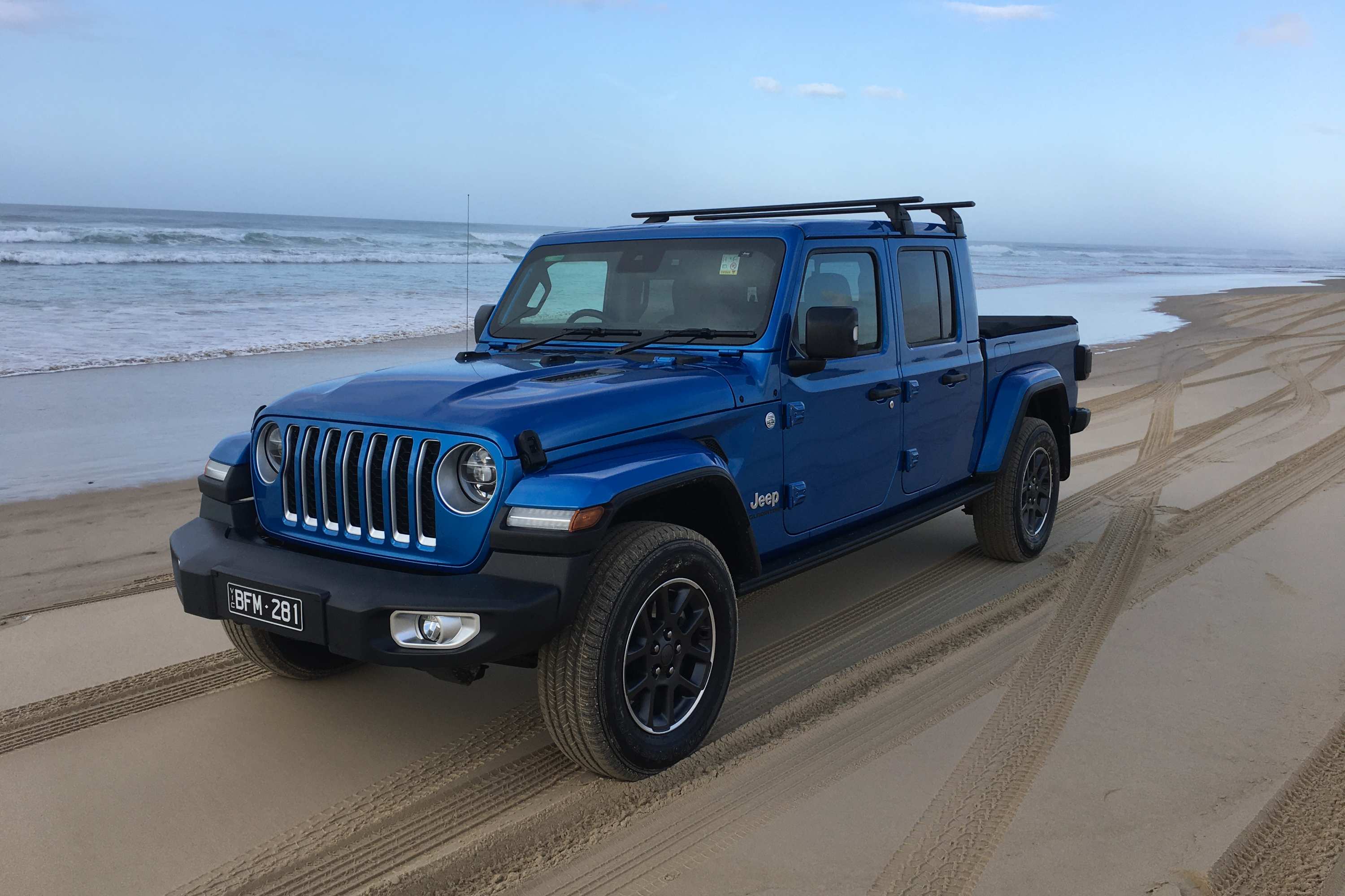 Jeep Gladiator Overland 4WD Ute front quarter