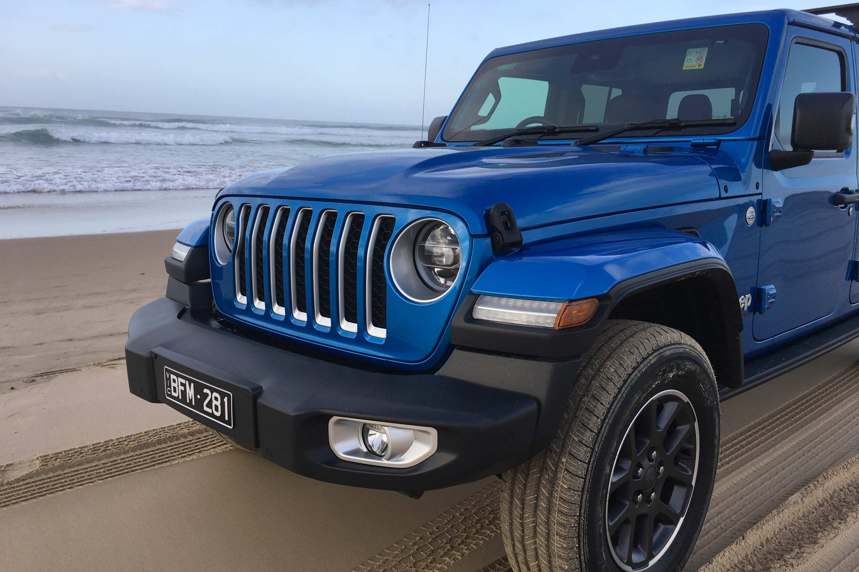 Jeep Gladiator Overland 4WD Ute grill 2