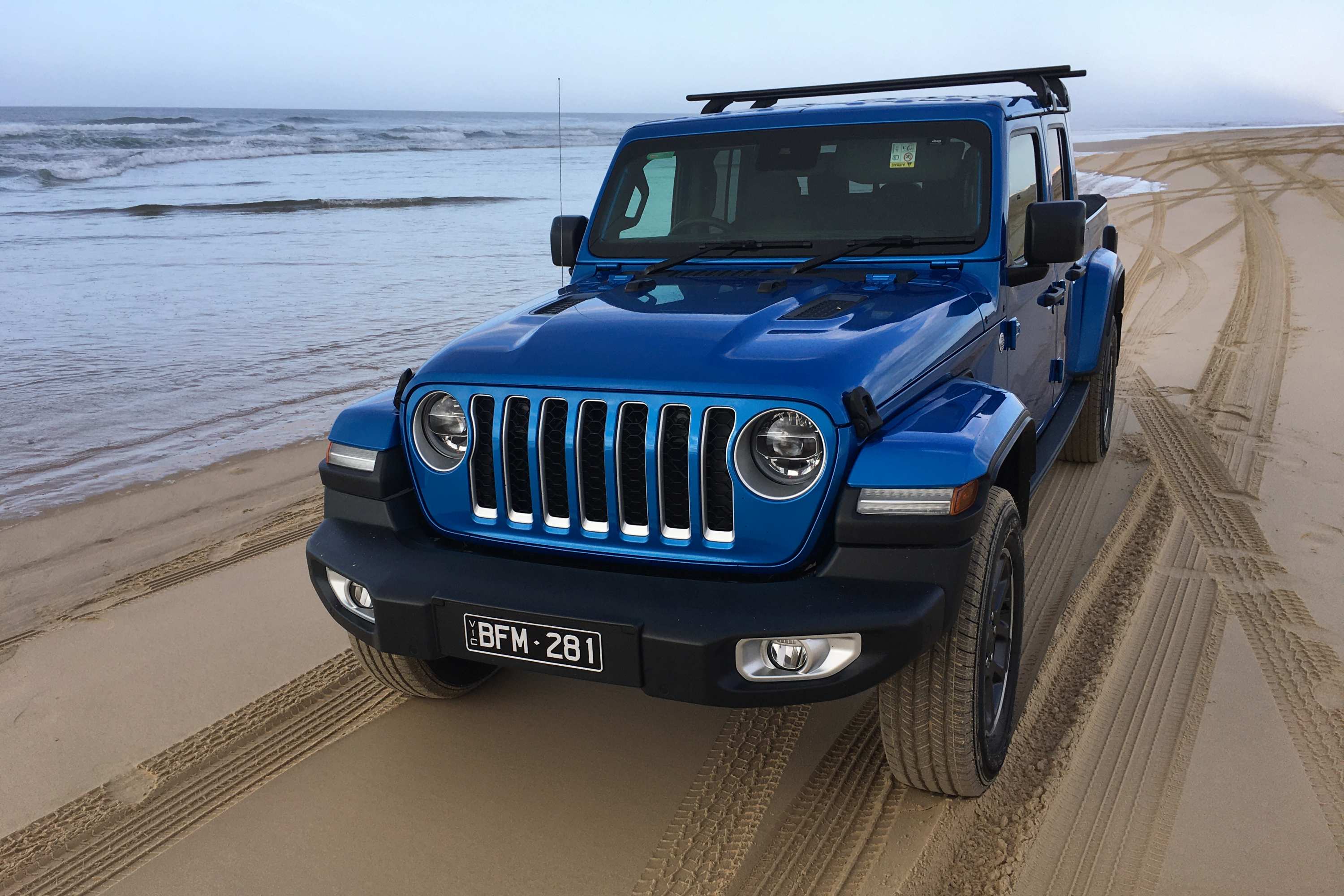 Jeep Gladiator Overland 4WD Ute grill 3