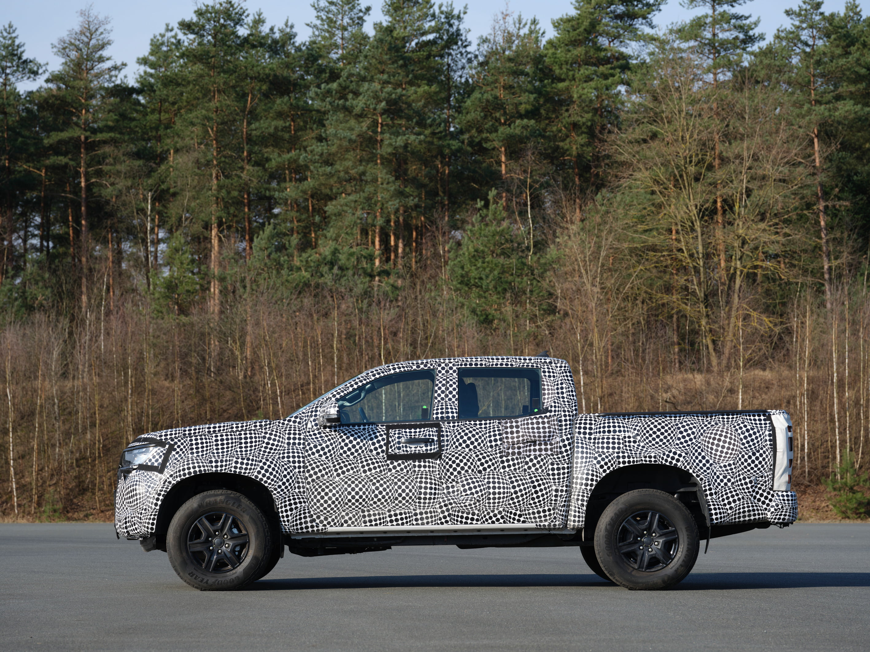 The Walkinshaw design team focused on making the Amarok V6 W-Series wider and more aggressive, with a completely redesigned front bumper, air intake grille, wheel arch flares, and a unique forged aluminium 20-inch 'Clayton' alloy wheel fitted with Pirelli scorpion ATR tyres.