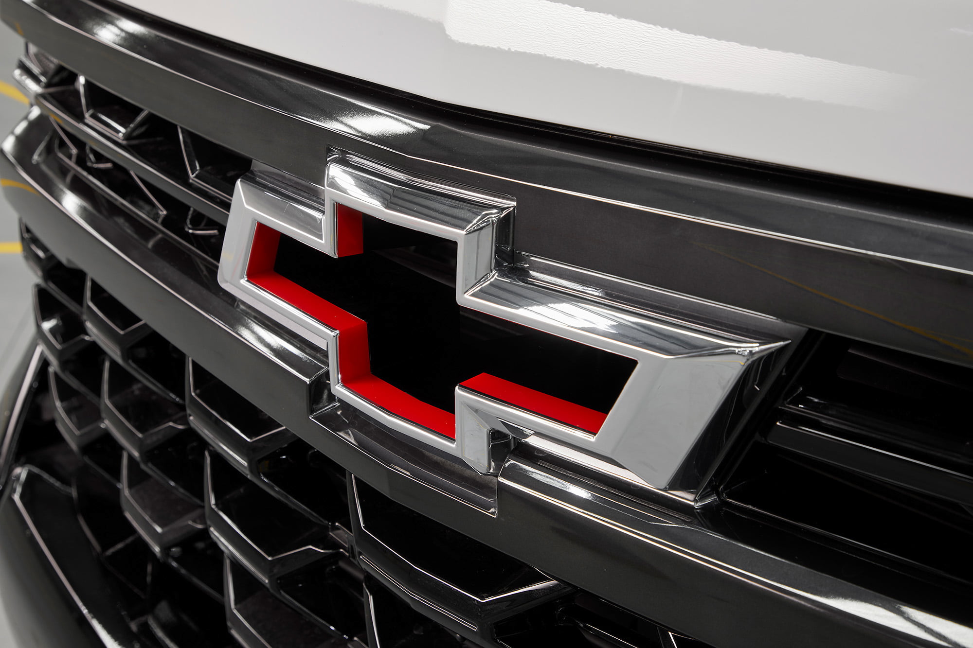 SILVERADO HD ZR2 FRT BADGE Lowres