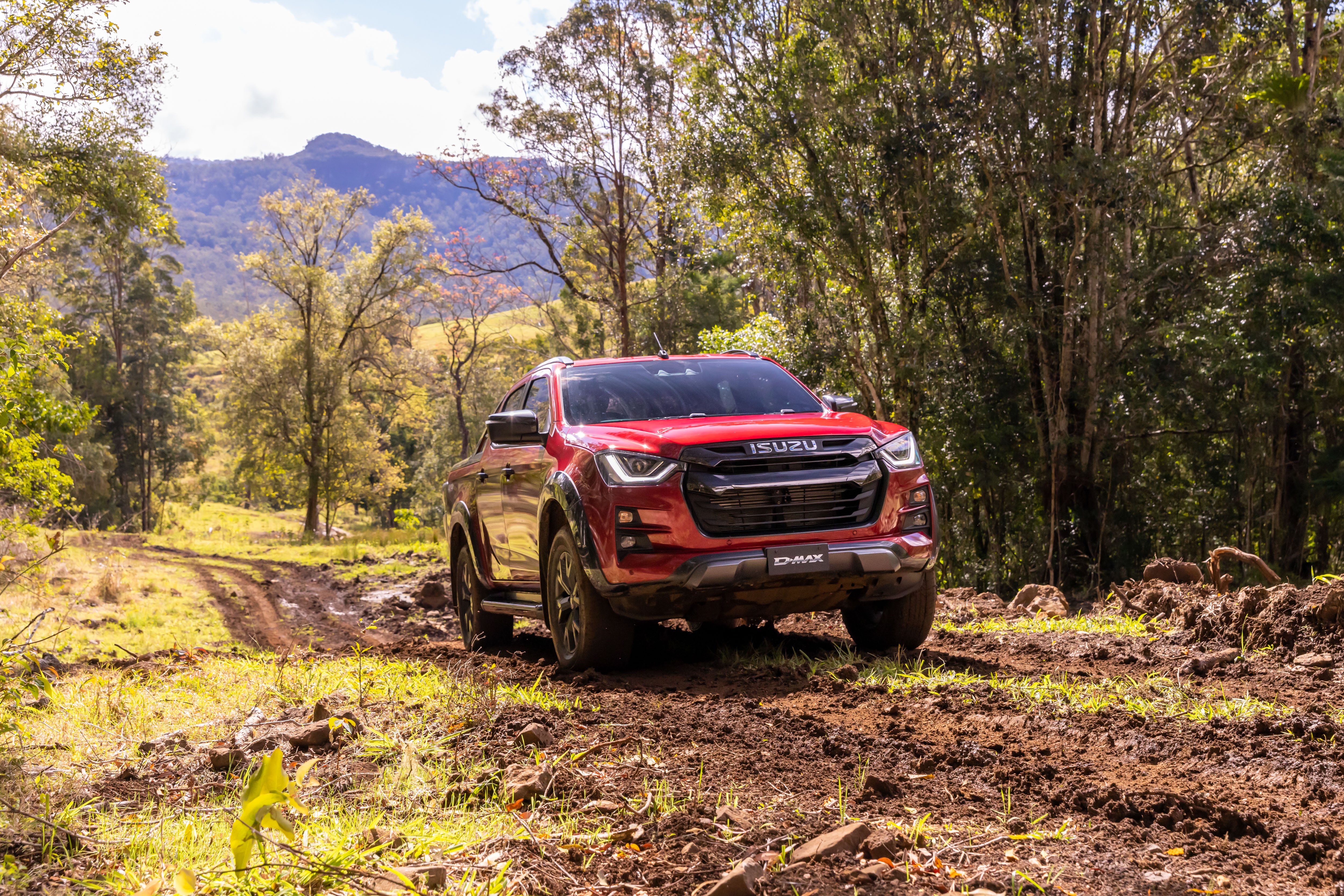 23MY 4x4 D-MAX X-TERRAIN in Magnetic Red mica.