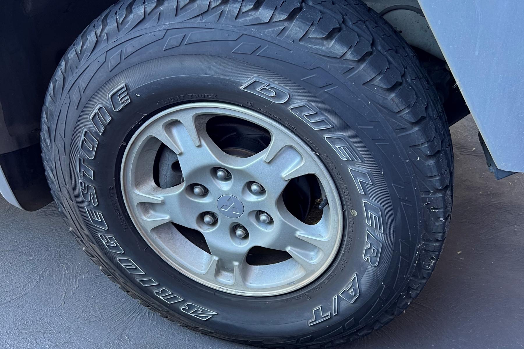 Bridgestone Dueler AT D697 LT 1