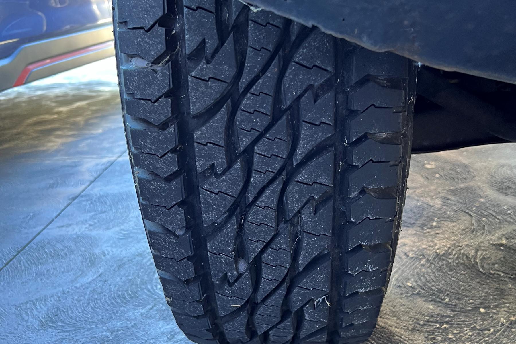 Bridgestone Dueler AT D697 LT 3