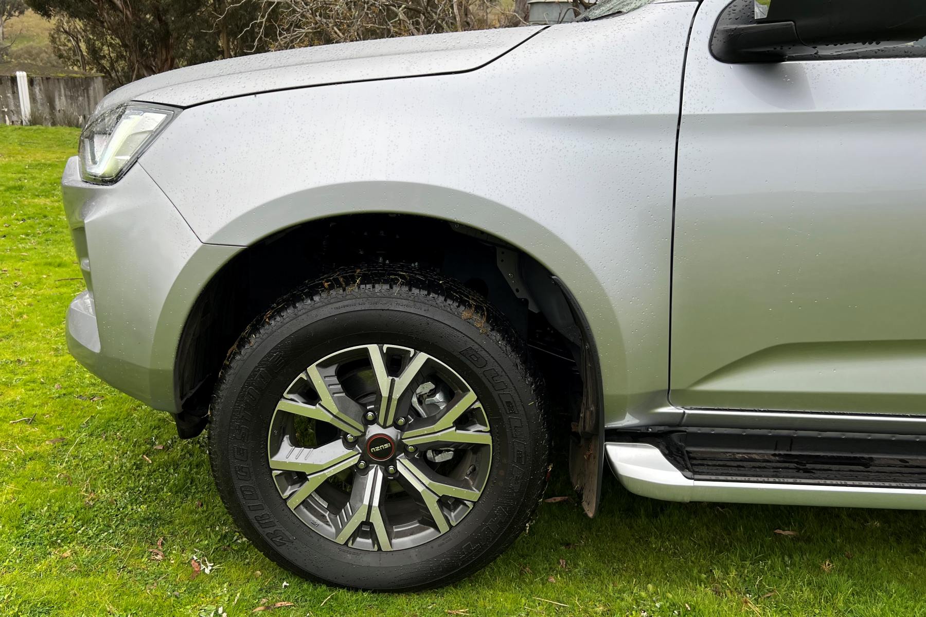 Isuzu D-Max LS-U Dual Cab Trayback 4WD Ute wheel and tyre