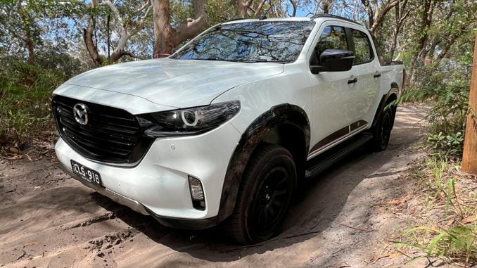 Mazda BT-50 SP front quarter 3