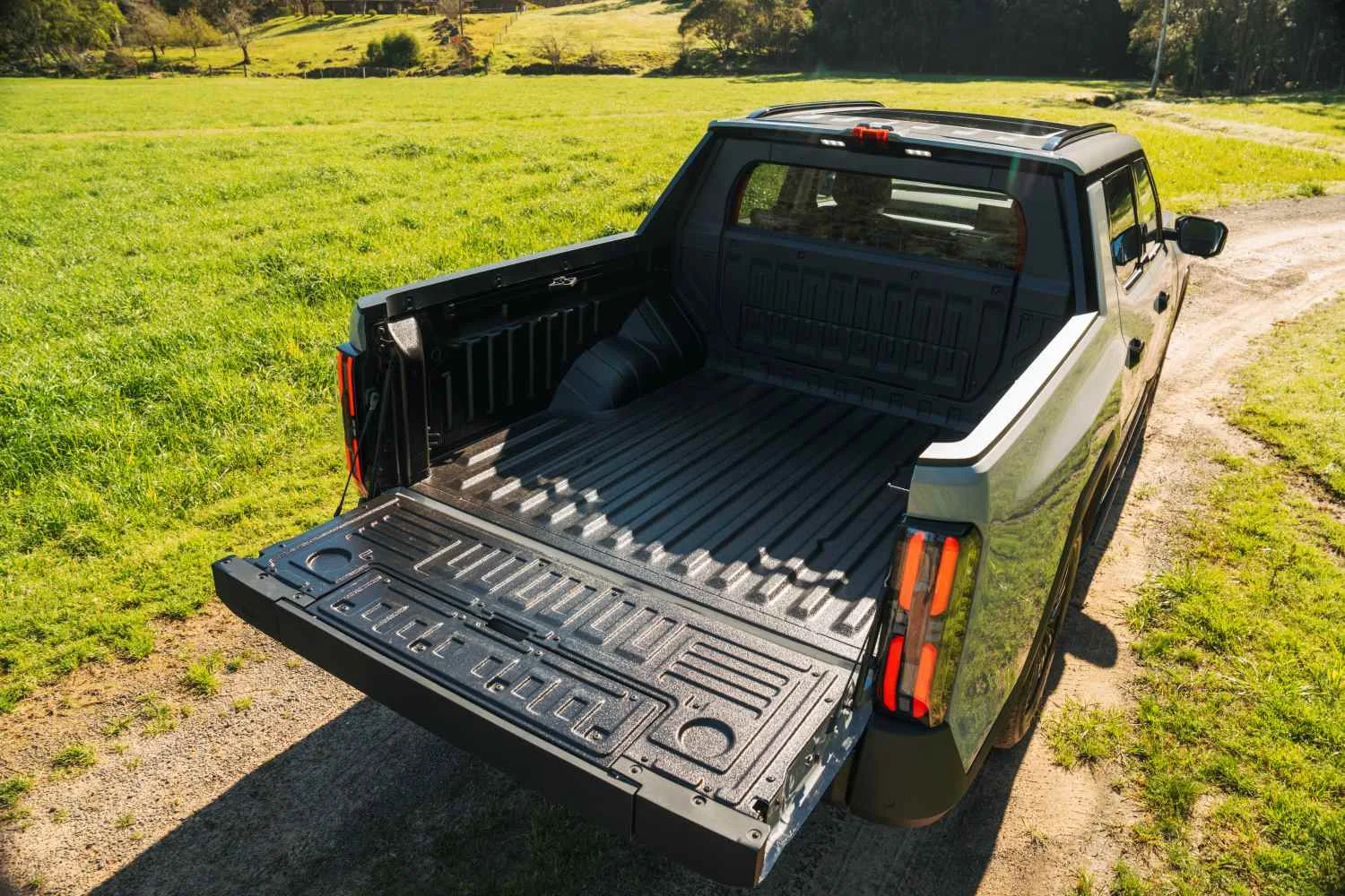 MGU9 rear tub tailgate open 1