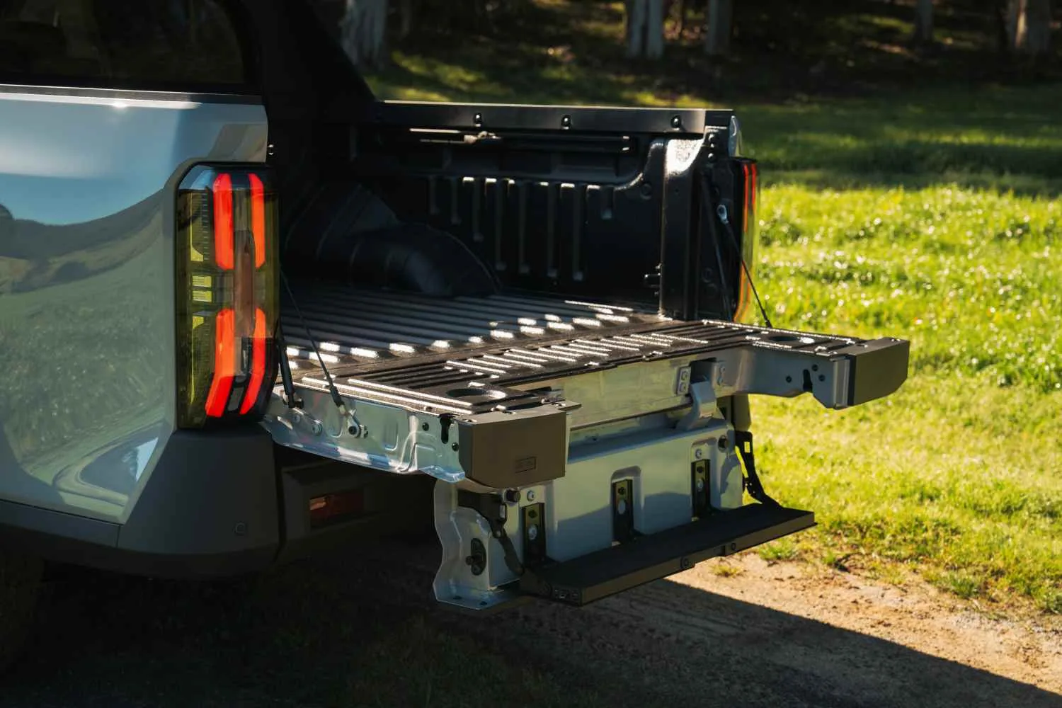 MGU9 rear tub tailgate step 1