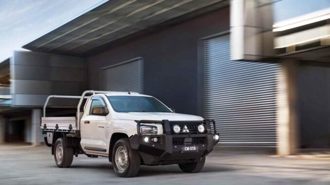 2025 Mitsubishi GLX Single Cab_GLX_Single Cab Driving_0181