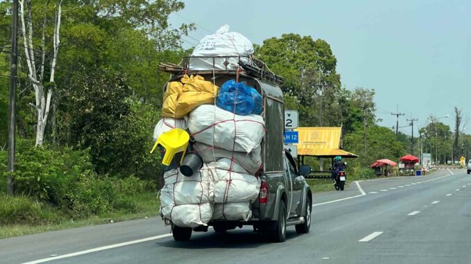 Ute-overloaded-in-thailand-1