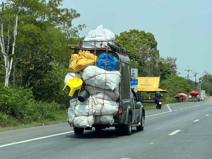 Ute-overloaded-in-thailand-1