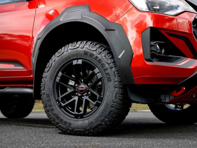 24MY Isuzu D-MAX BLADE Sunstone Orange Exterior Details (12)